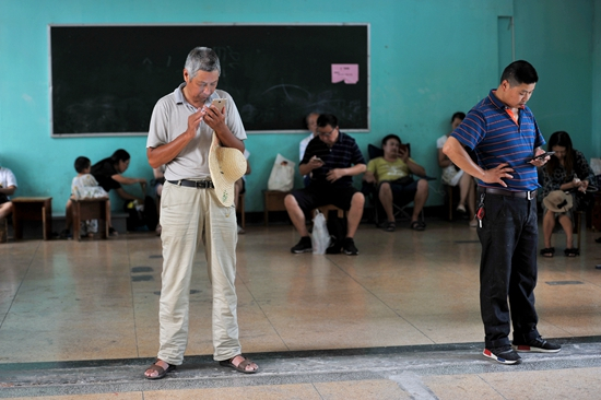  “驻扎”在暑期培训班外的“陪读”大军。