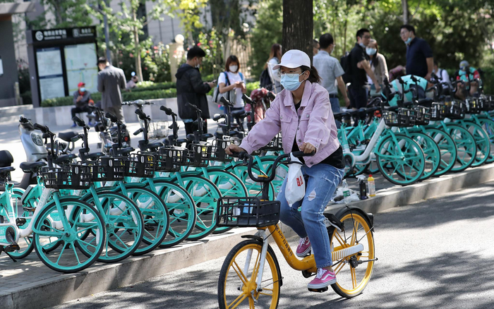 市民骑行共享单车。新京报记者 王贵彬 摄