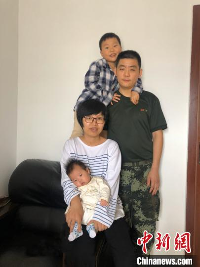 丁敏丰一家四口合影 衢州武警提供 摄