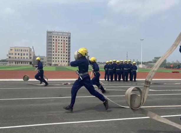 天津首批新招录消防员接受消防生涯的“成人礼”