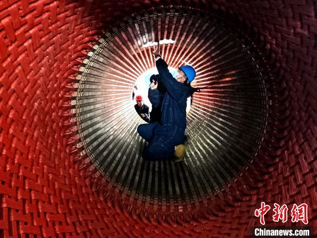 图为工作人员检修供电设备。国网甘肃检修公司供图