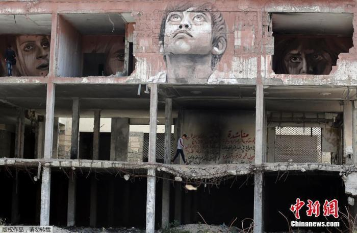  2019年4月25日，巴勒斯坦艺术家Ali Al-Jabali在加沙地带一破损建筑的墙面上，创作多幅壁画。