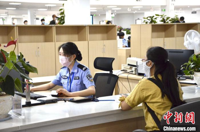 图为民众在玉溪市政务服务中心办理机动车驾驶证业务。　黄小桐 摄