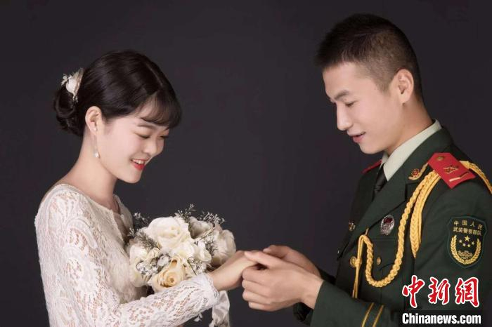 何文硕与妻子合影 衢州武警提供 摄