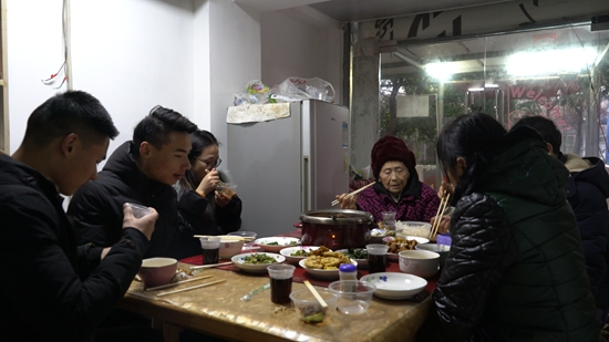 　　黄一洋拍下武汉市民老舒一家的年夜饭。受访者供图