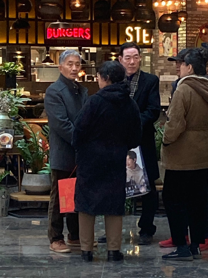 商场里冬装的群演。新京报记者 杨莲洁/摄