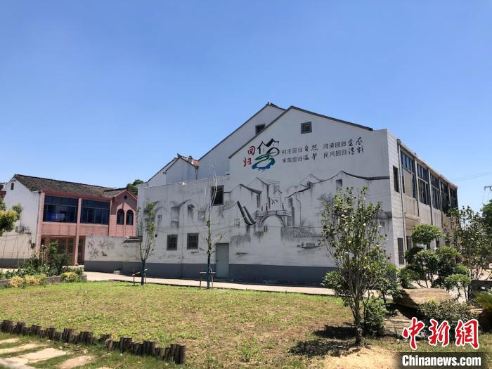 走进马塔浜，村舍错落有致，墙面配有应景的图绘。　孙权 摄