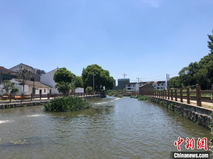 如今的青龙桥河，水清岸绿，沿河而建的步道，也备受村民们喜爱。　孙权 摄