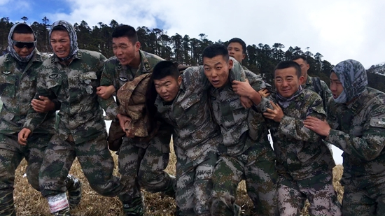     战士高超（左四）在战友的搀扶下准备登机。李森林/摄