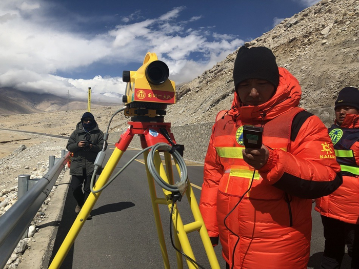  进行水准测量的测绘队员。&nbsp; &nbsp;澎湃新闻记者王万春 图