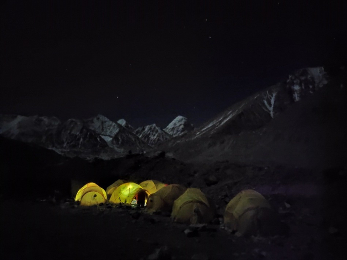  二本营以上的作业点，测量队员晚上只能宿营在作业点的营地。