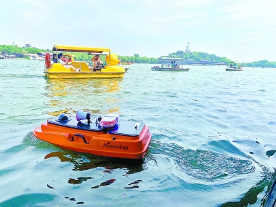 身长只有1.2米的无人巡河船在游船之间穿梭自如。通讯员&nbsp;陈硕摄&nbsp;&nbsp;