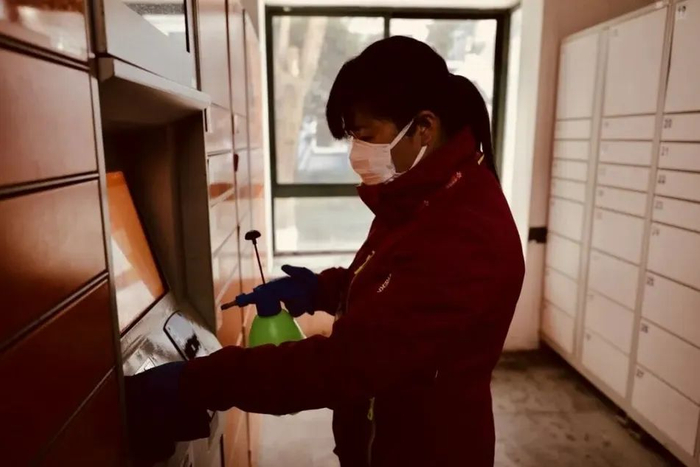 物业工作人员正在给自建快递柜消毒。银城物业 图&nbsp;