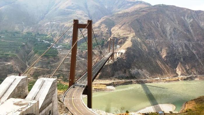 经过5年艰苦施工，横跨金沙江、连接云南昆明和四川凉山的金东大桥建成通车，将助力两岸贫困地区群众脱贫致富&nbsp; &nbsp;谷成飞 图