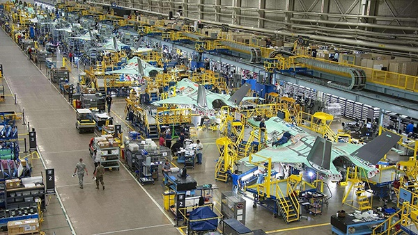 尽管问题频出，但并不影响洛·马公司持续生产制造F-35，图为该战机脉动生产线。