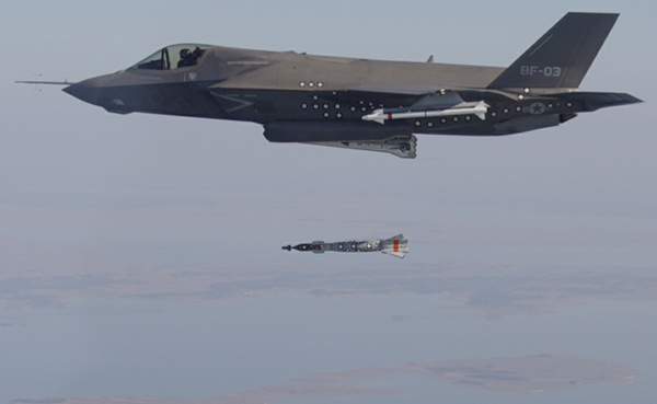 F-35投掷制导炸弹