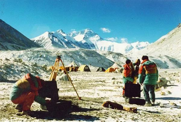 △ 1998年珠峰测量，队员通过仪器观测。