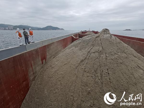 福建福州海警查获非法采砂案 查扣万吨级运砂船