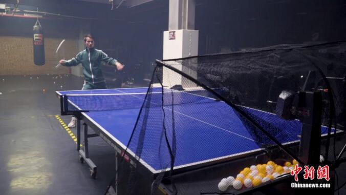 谢德胜展示双节棍打乒乓球 中新社 康玉湛摄