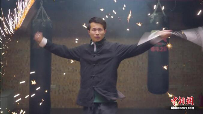谢德胜展示双节棍花式打法 中新社 康玉湛摄