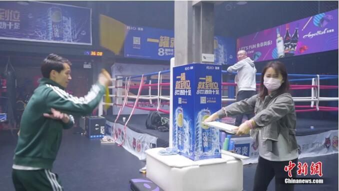 谢德胜展示双节棍的力道——劈碎大理石板 中新社 康玉湛摄