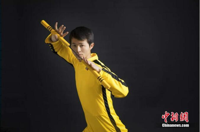 谢德胜身着李小龙特色服装 供图