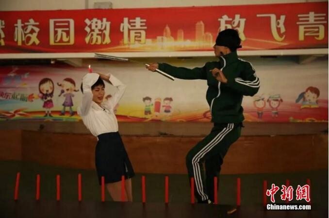 谢德胜早前展示双节棍打灭蜡烛 供图