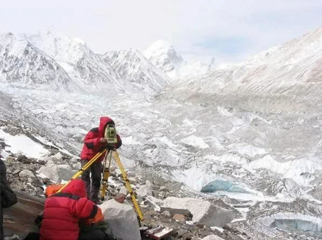 △ 2005年珠峰复测，测量队员在西戎布作业点。