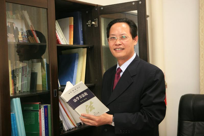 全国政协委员、郑州大学法学院教授沈开举(资料图)