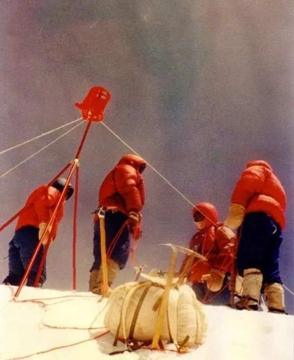 △ 1975年5月27日，9位中国登山队员登上顶峰，在珠峰顶部树起了觇标。