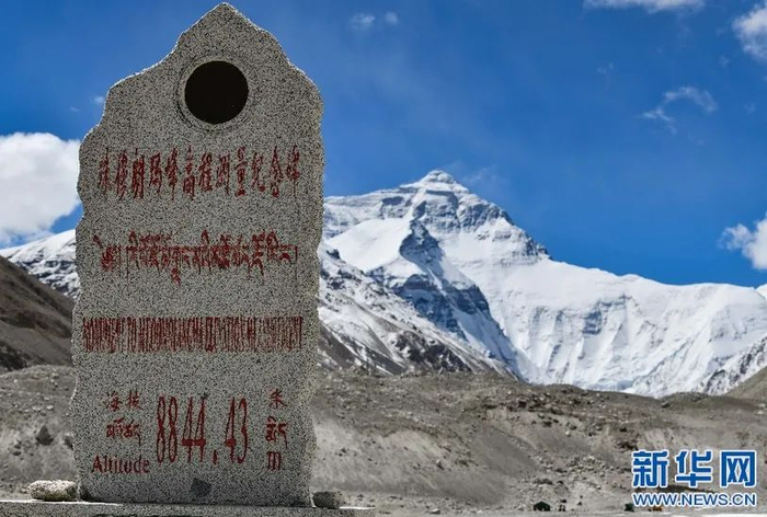 △ 矗立在珠峰脚下的2005年珠峰高程测量纪念碑。（新华社记者 晋美多吉 摄）
