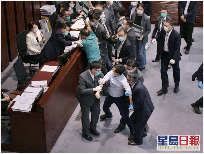 反对派议员包围主席台 图自《星岛日报》