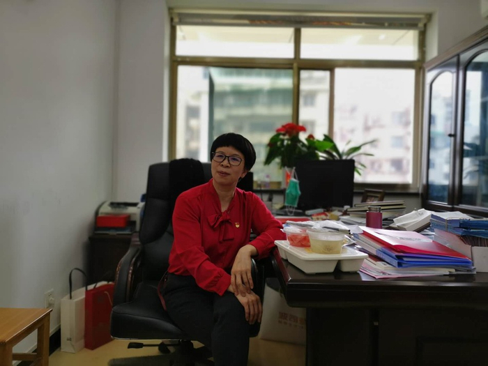 人大代表雷冬竹在自己的办公室，中餐是盒饭。&nbsp; &nbsp;本文图片&nbsp;澎湃新闻记者 谭君