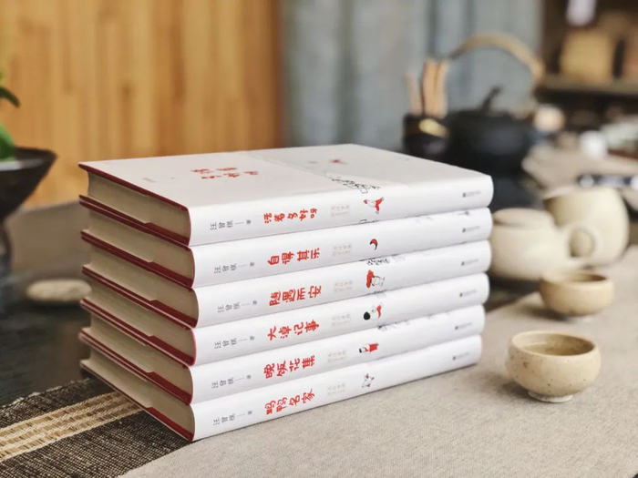 他把朴实的人间烟火，烙在纸上，让我们遇见真情，发现美好。