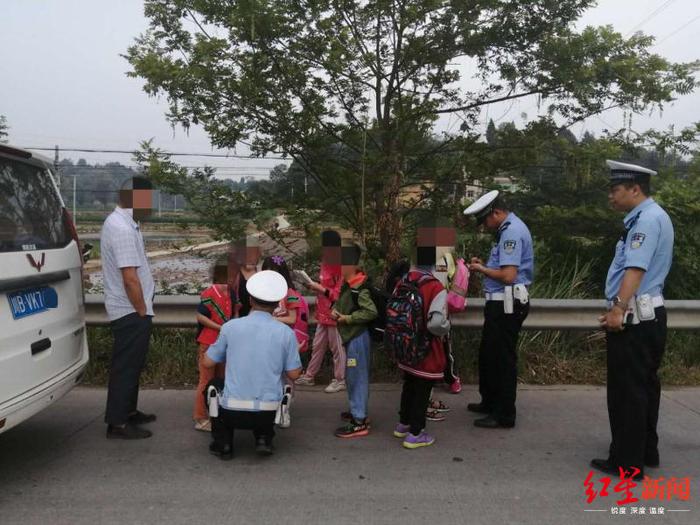 7座客车载17人，乘客全是小学生 司机涉嫌危险驾驶罪被立案调查