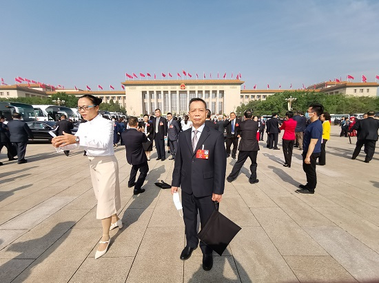 全国人大代表、广西举重运动发展中心教练员唐锦波(资料图)