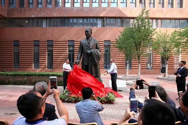 南开大学里张彭春的塑像