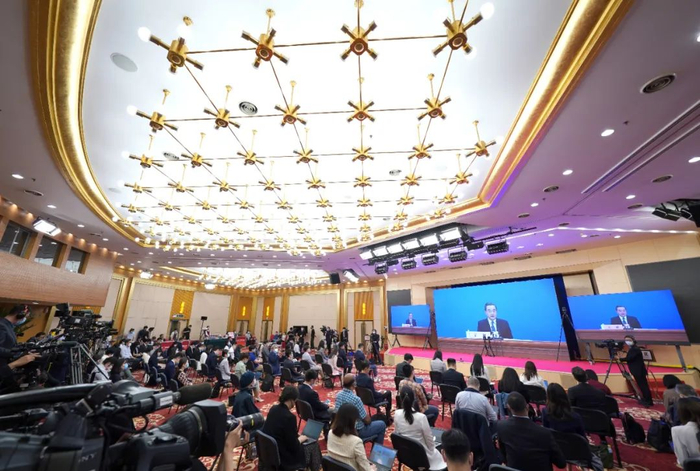 ▲这是记者在梅地亚中心多功能厅采访。（新华社记者 邢广利 摄）