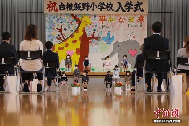 日本部分小学复课 新生入学戴口罩保持安全距离