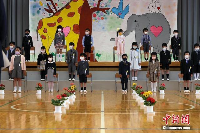 日本部分小学复课 新生入学戴口罩保持安全距离