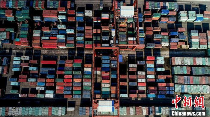 堆满集装箱的码头。　何华文 摄