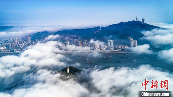 若隐若现的西江黄金水道。　何华文 摄