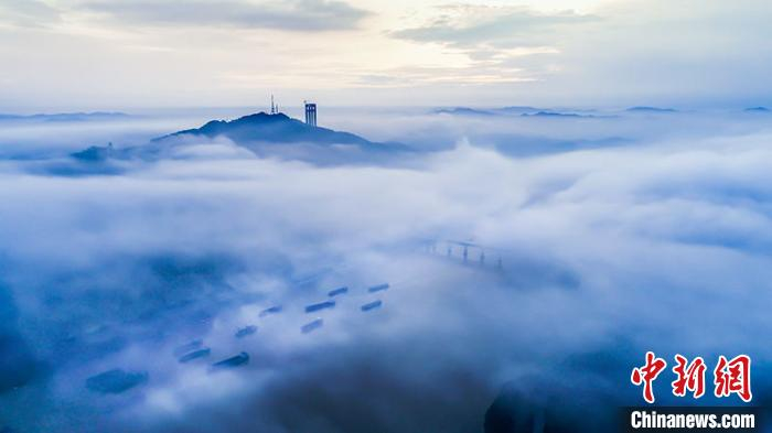 若隐若现的西江黄金水道。　何华文 摄