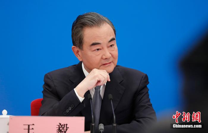 5月24日，十三届全国人大三次会议在北京人民大会堂新闻发布厅举行记者会，邀请中国国务委员兼外交部长王毅就中国外交政策和对外关系回答中外记者提问。为有效防控疫情，共同维护公共卫生与健康，记者会采用网络视频形式进行。中新社记者 杜洋 摄