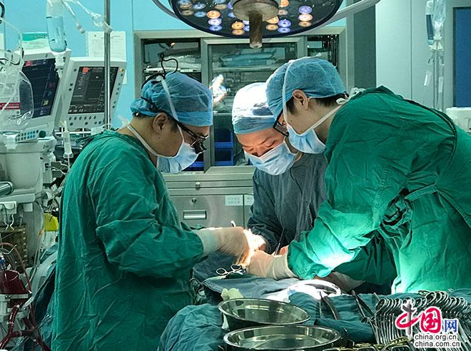 医生为黄先生做手术。