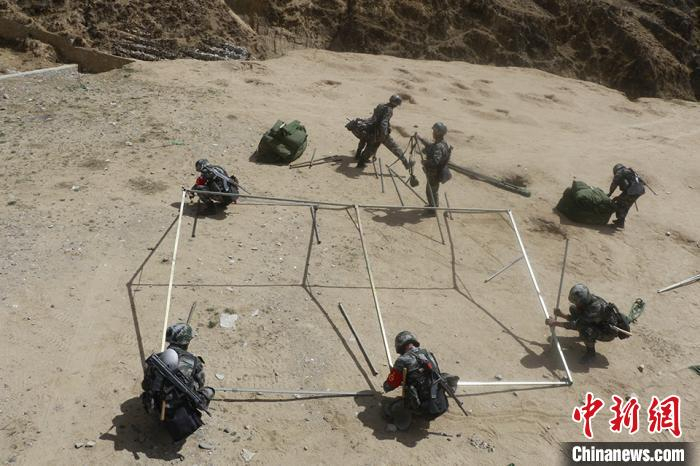 图为西藏军区拉萨警备区某部官兵正在开设指挥所。　谢言东 摄