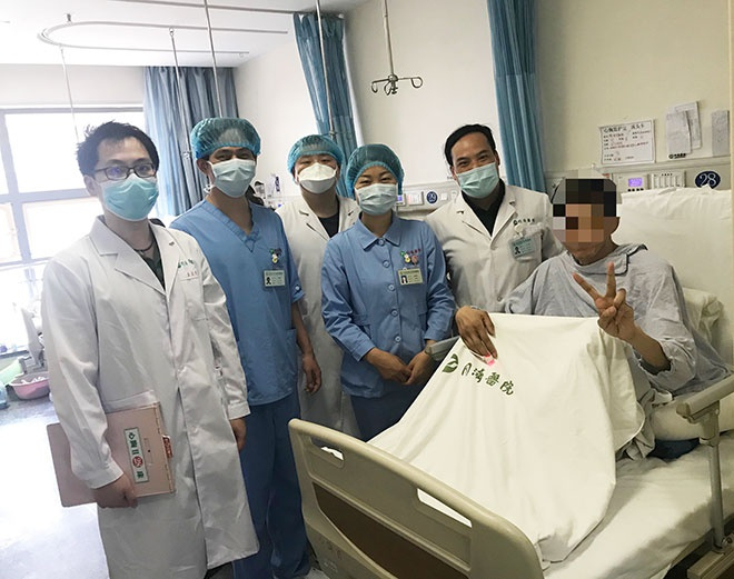 术后的黄先生与医护人员合影。