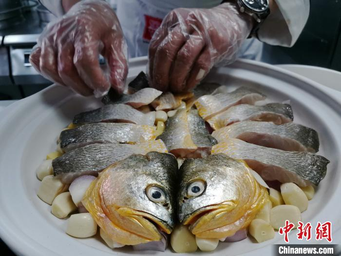 图为厨师在准备吃播时用的菜品。　郝学娟 摄