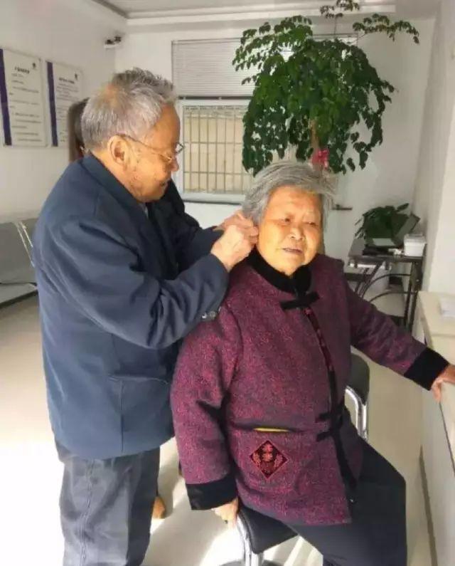 97岁奶奶不肯吃药，急哭99岁爷爷：最美的爱情是许你一世白头