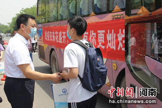 河南经贸职业学院迎接贫困生返校 专车接人，警车护航，礼包发放……